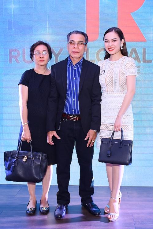 bo-me-chuc-mung-giang-hong-ngoc-mo-cong-ty-rieng-3