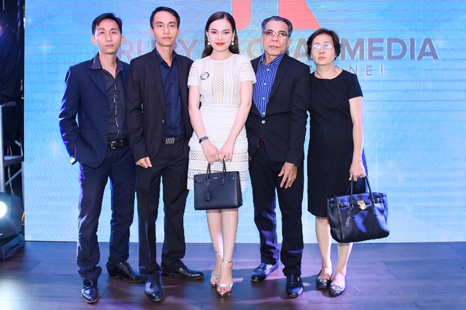 bo-me-chuc-mung-giang-hong-ngoc-mo-cong-ty-rieng-4