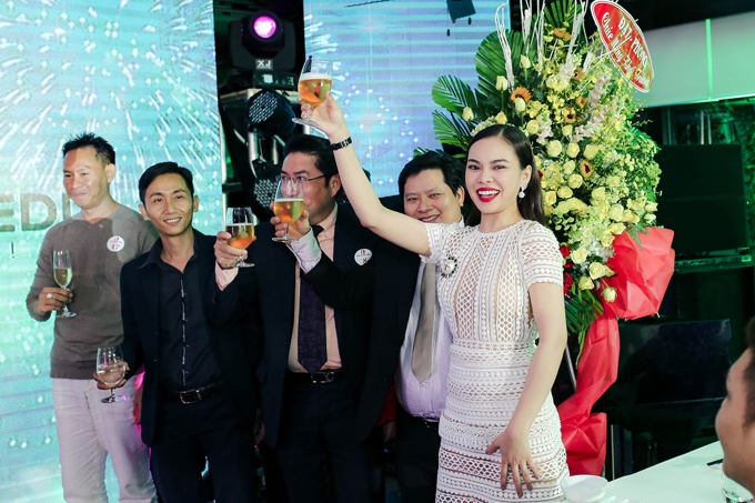 bo-me-chuc-mung-giang-hong-ngoc-mo-cong-ty-rieng-7
