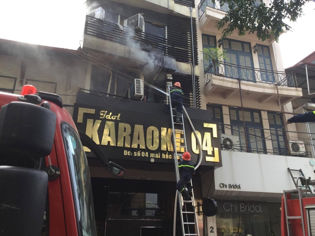  Hiện trường vụ cháy quán karaoke trên phố Mai Hắc Đế 