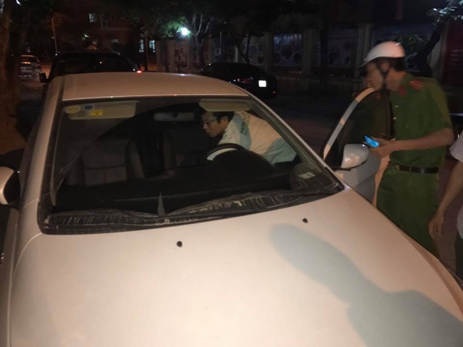Hà Nội: Người đàn ông mắc bệnh tâm thần trộm xe ô tô đang đỗ trên đường Hồ Tùng Mậu rồi vứt ven đường - Ảnh 2. Hà Nội: Người đàn ông mắc bệnh tâm thần trộm xe ô tô đang đỗ trên đường Hồ Tùng Mậu rồi vứt ven đường - Ảnh 2.