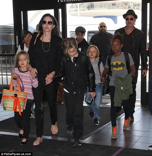 Chi tiết chuyến bay kết thúc cuộc hôn nhân Jolie-Pitt: Angelina phải yêu cầu Brad tỉnh rượu và cách ly các con - Ảnh 3.