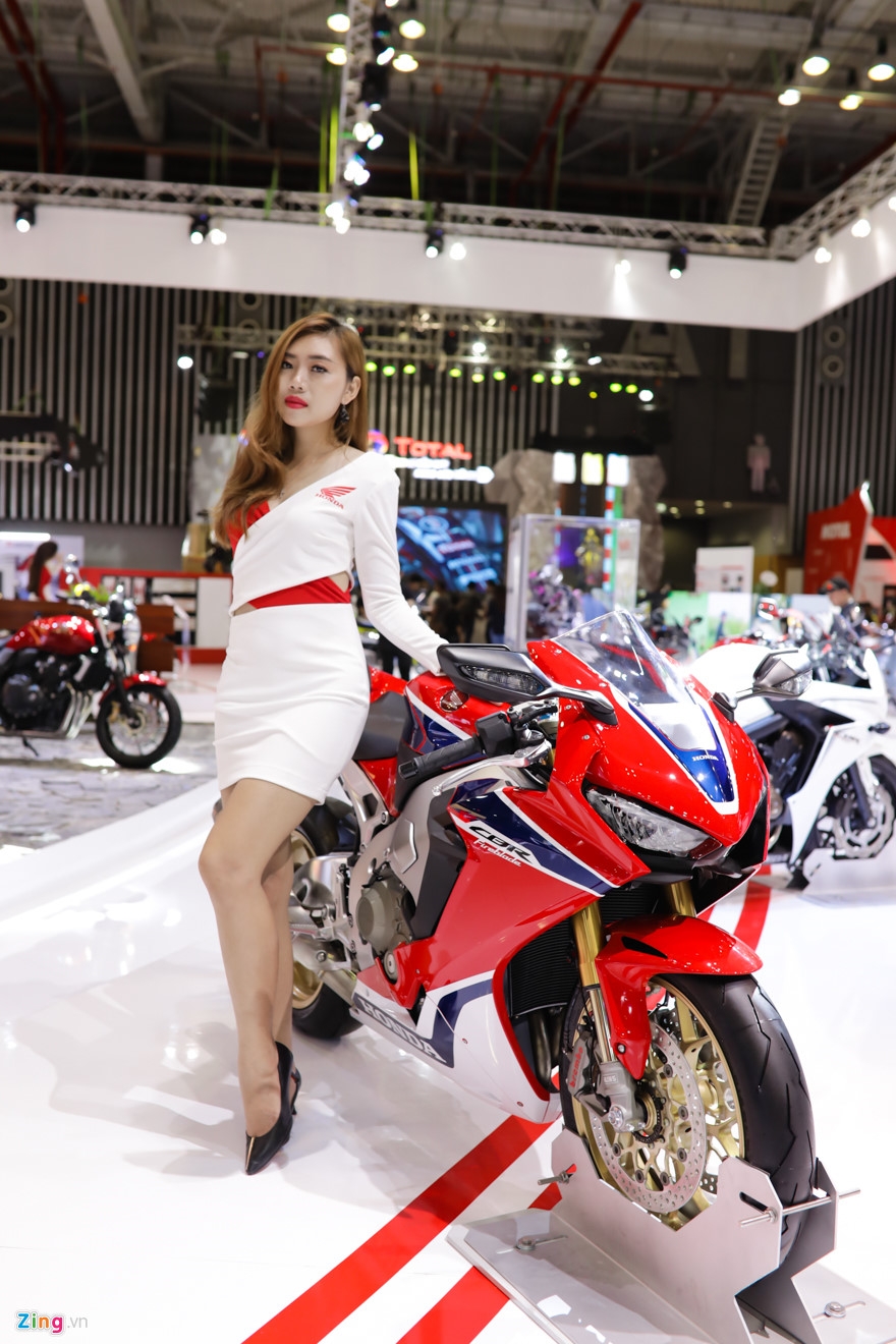 Nguoi dep khoe sac o trien lam Vietnam Motorcycle Show 2017 hinh anh 9