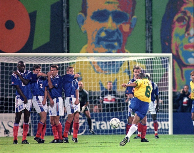 Roberto Carlos giai ma cu sut phat kinh dien nhat hinh anh 2