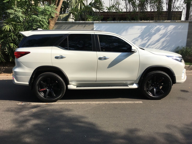Toyota Fortuner 2017 thể thao hơn với bộ body kit nhập từ Thái Lan - Ảnh 3.