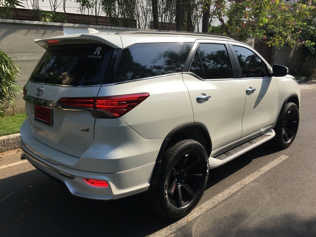 Toyota Fortuner 2017 thể thao hơn với bộ body kit nhập từ Thái Lan - Ảnh 5.
