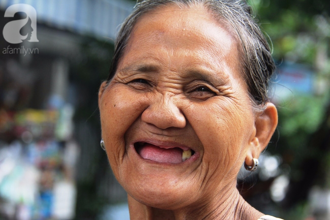Không gia đình, cụ bà 87 tuổi ngủ lề đường chăm bẵm đàn con 20 chú mèo bị bỏ rơi giữa Sài Gòn - Ảnh 15.