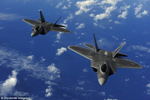 My dieu dong F-22 chan may bay nem bom Nga o gan Alaska hinh anh 1