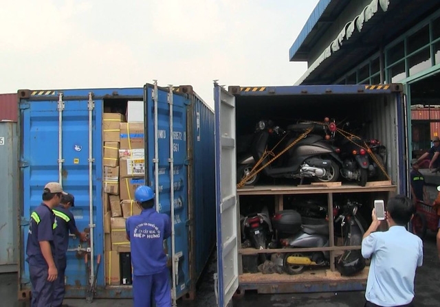  Lực lượng chức năng tiến hành kiểm tra 2 container hàng lậu 