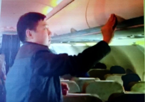 Tieu xao cua vi khach gian manh nguoi Trung Quoc tren may bay hinh anh