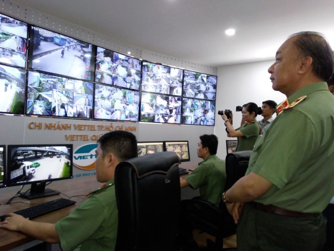 Thiếu tướng Lê Đông Phong, Giám đốc Công an TP.HCM tham quan Trung tâm chỉ huy hình ảnh và an ninh Công an Q.12.