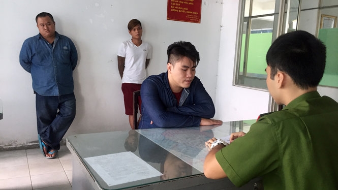 Ba nghi can đập phá quán kem giữa Sài gòn đầu thú 