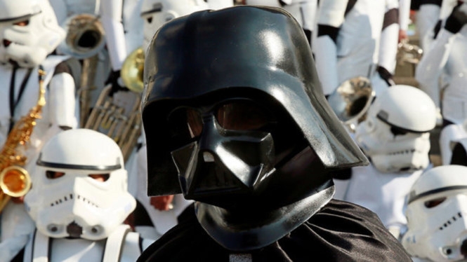 Chiếc mặt nạ của nhân vật Darth Vader trong Star Wars - Ảnh: Reuters