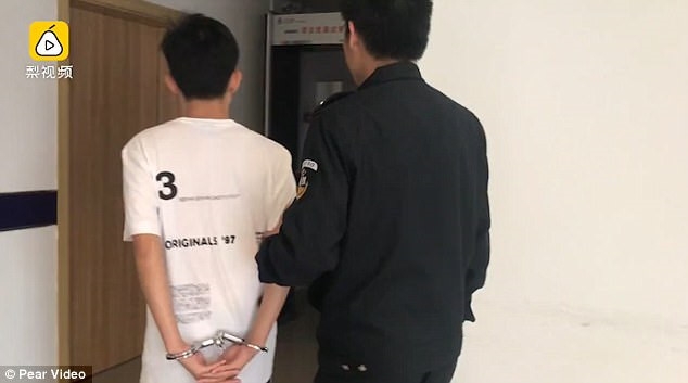Co gai tat, loi bang duoc 'yeu rau xanh' den don canh sat hinh anh 4