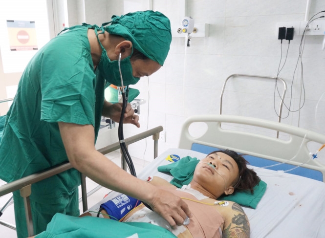 Qua một đêm cấp cứu bệnh nhân đã tỉnh táo /// Ảnh: BVCC
