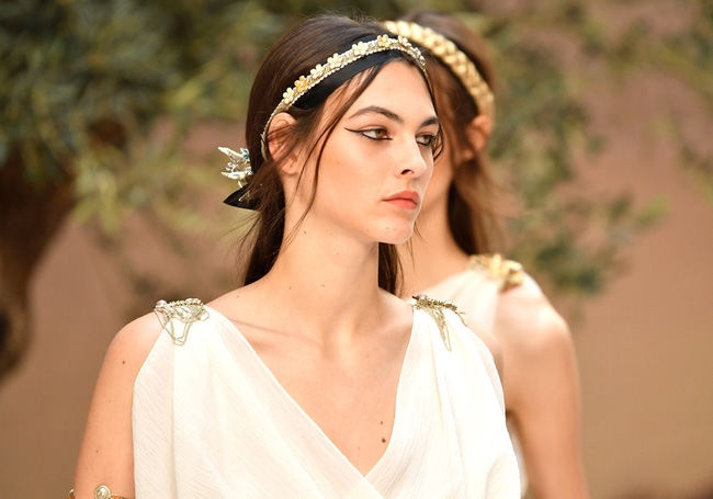 Không chỉ có trang phục hay sàn runway độc, BST mới của Chanel còn gây thương nhớ bởi những chi tiết nhỏ xinh này - Ảnh 5.