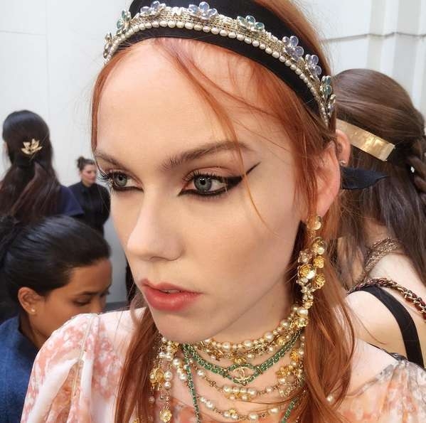 Không chỉ có trang phục hay sàn runway độc, BST mới của Chanel còn gây thương nhớ bởi những chi tiết nhỏ xinh này - Ảnh 9.