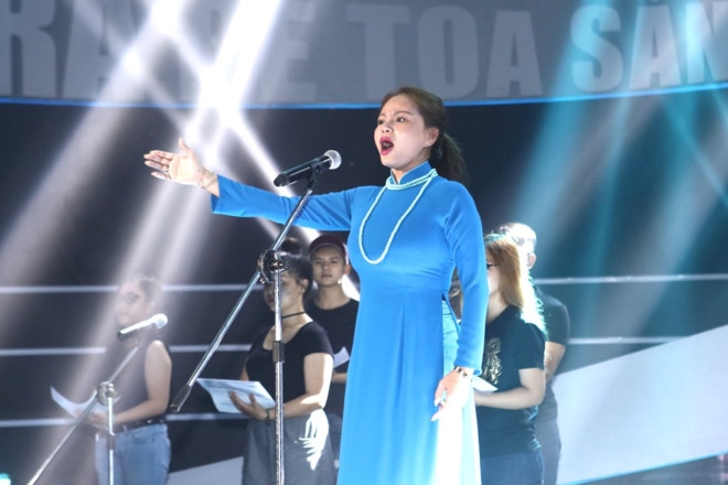 Le Giang kiet suc tren san khau game show vi qua cang thang hinh anh 1