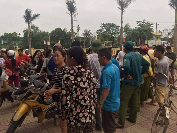 nghi-bat-coc-tre-em-nguoi-dan-vay-bat-2-nguoi-dan-ong-giao-nop-cong-an--giadinhvietnam.com 1