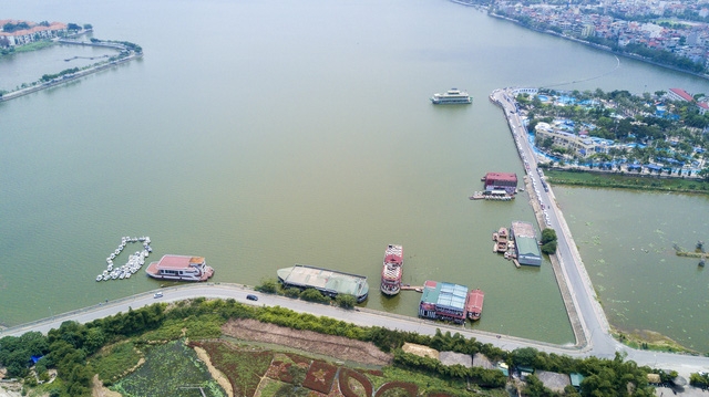  Toàn cảnh bãi tập kết tạm các du thuyền trên hồ Tây 