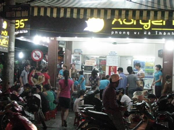  Trước đó, cửa hàng Xôi Yến vẫn tấp nập khách. (Ảnh: Trí Thức Trẻ) 