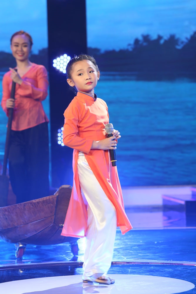 Co be 7 tuoi hat nhu nguoi tung trai khien giam khao than phuc hinh anh 2
