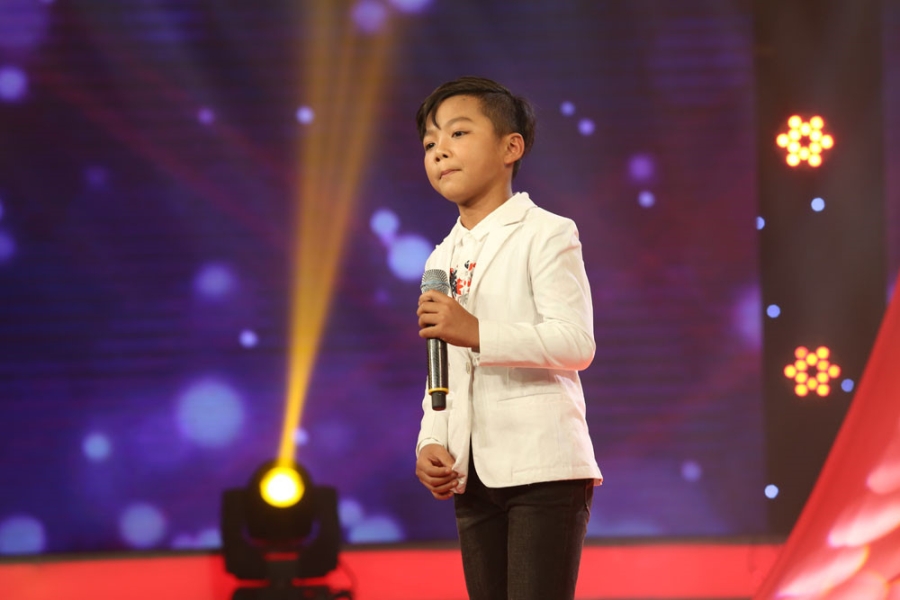 Co be 7 tuoi hat nhu nguoi tung trai khien giam khao than phuc hinh anh 3