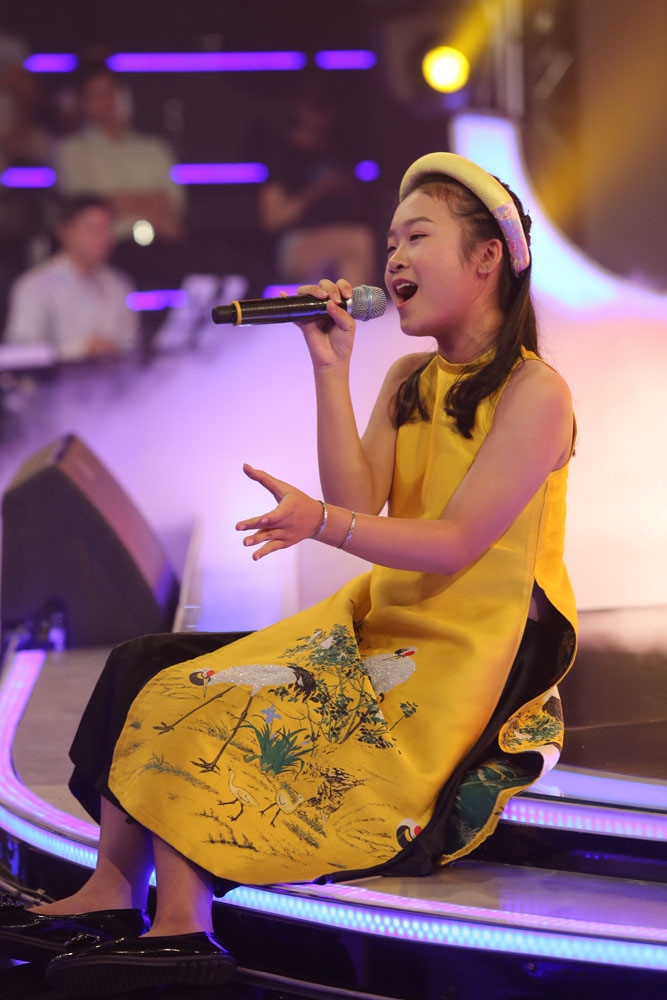 Co be 7 tuoi hat nhu nguoi tung trai khien giam khao than phuc hinh anh 6