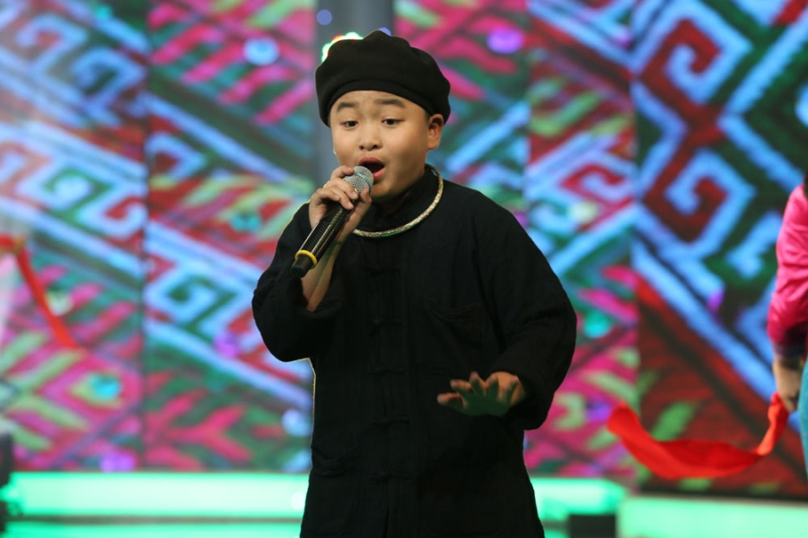Co be 7 tuoi hat nhu nguoi tung trai khien giam khao than phuc hinh anh 8