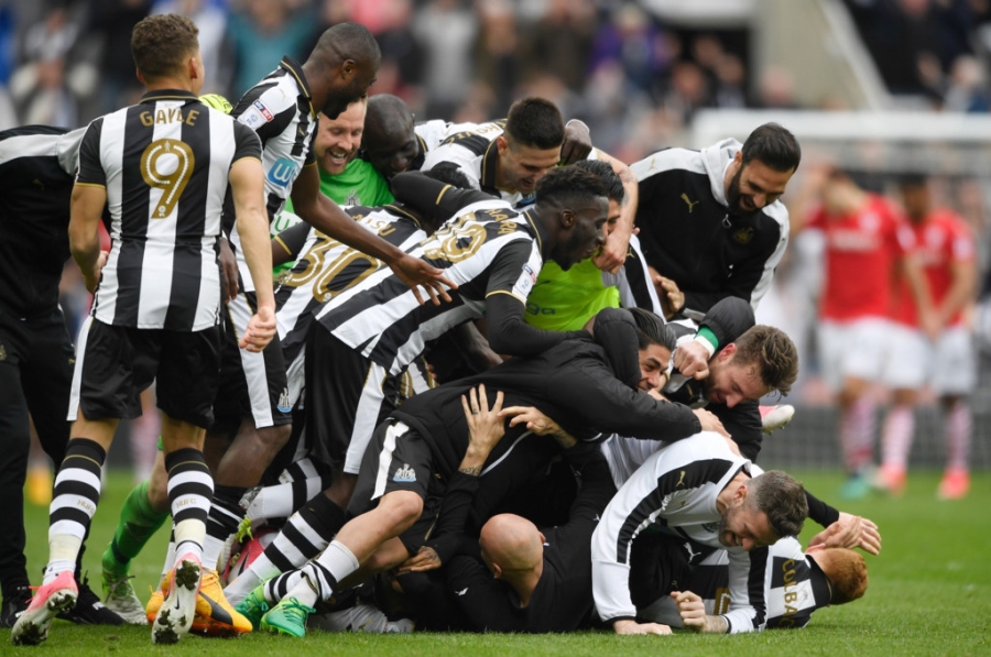 Newcastle bat champagne an mung ngoi vuong Championship hinh anh 1
