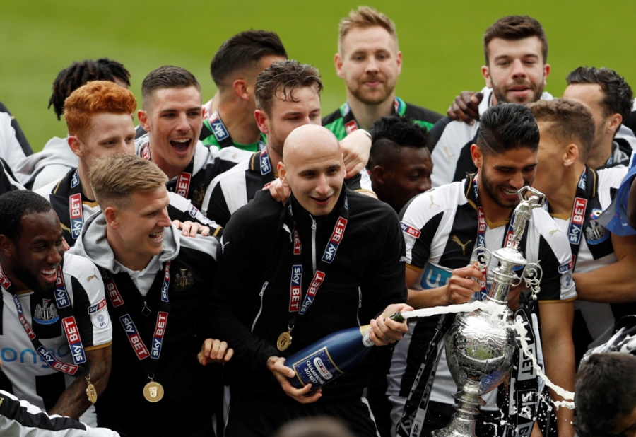 Newcastle bat champagne an mung ngoi vuong Championship hinh anh 2