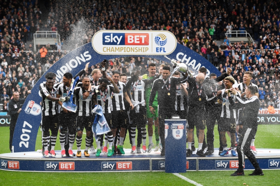 Newcastle bat champagne an mung ngoi vuong Championship hinh anh 3