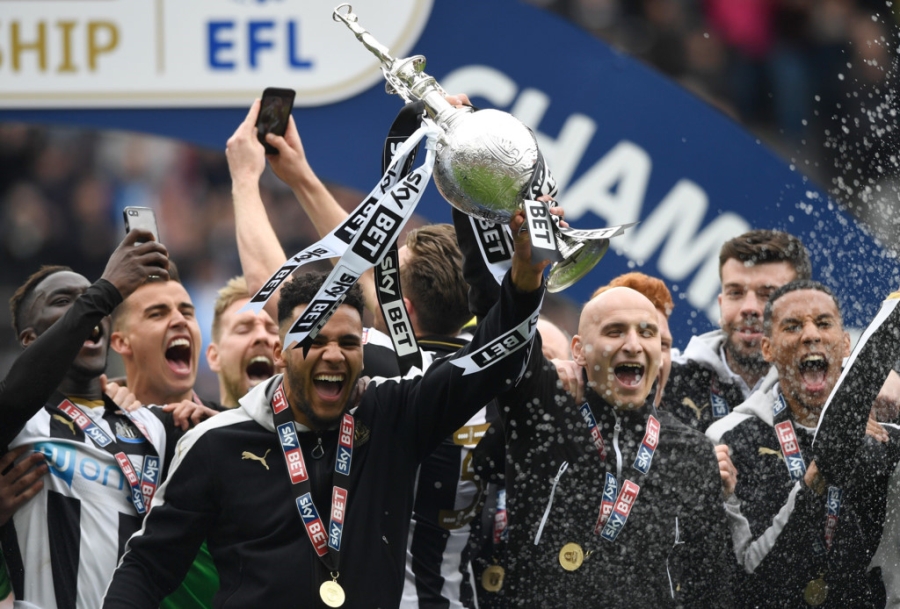 Newcastle bat champagne an mung ngoi vuong Championship hinh anh 4