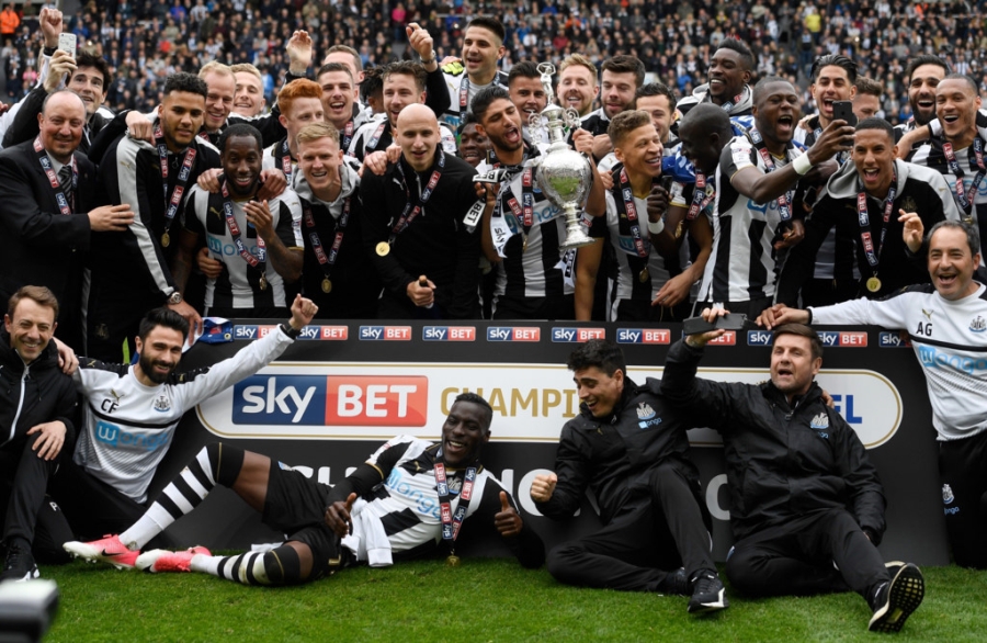 Newcastle bat champagne an mung ngoi vuong Championship hinh anh 5