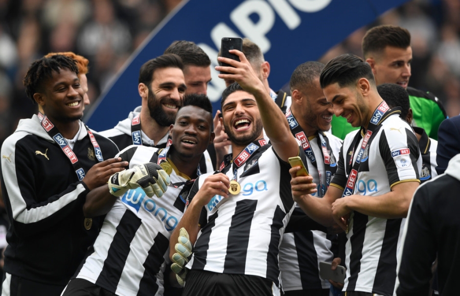 Newcastle bat champagne an mung ngoi vuong Championship hinh anh 6
