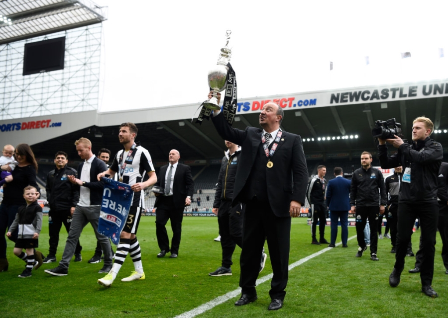 Newcastle bat champagne an mung ngoi vuong Championship hinh anh 10
