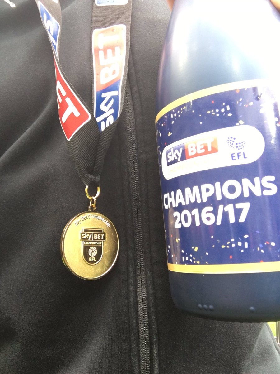 Newcastle bat champagne an mung ngoi vuong Championship hinh anh 13
