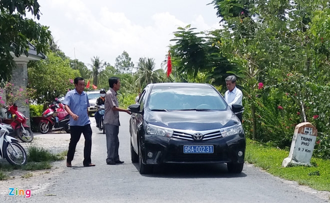 Xe bien xanh xuat hien o le khanh thanh phu duong cha me lanh dao tinh hinh anh 1