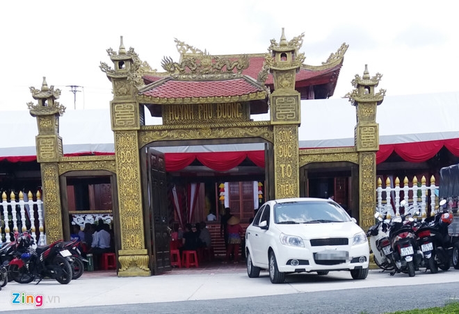 Xe bien xanh xuat hien o le khanh thanh phu duong cha me lanh dao tinh hinh anh 3