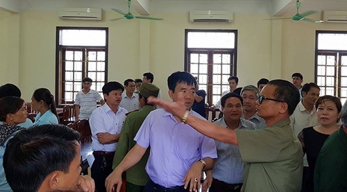 xe-dien-dan-hang-gay-nao-loan-duong-pho-sam-son-2