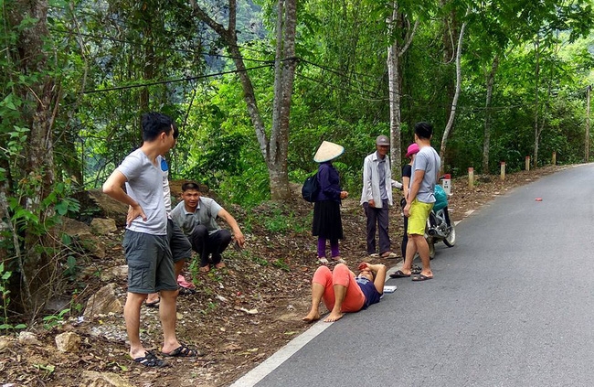  Xe ô tô mất phanh, chồng nhanh trí mở cửa đạp vợ lao xuống đường thoát chết - Ảnh 1.