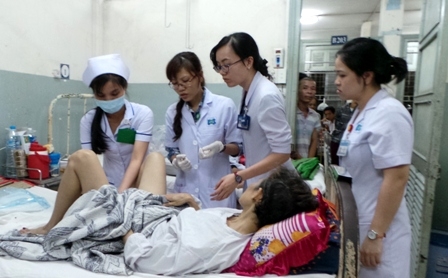 Nhân viên y tế chăm sóc cho bệnh nhân ung thư điều trị tại bệnh viện Ung Bướu, TPHCM