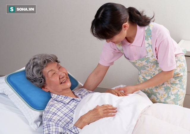 Bốn sai lầm nhiều người hay mắc khi mới ngủ dậy: Nên bỏ ngay để tránh bệnh nặng - Ảnh 2.