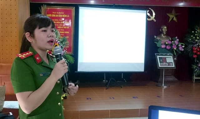 Đại úy Lê Thị Kim Tuyến - Đội trưởng Đội Giám định tài liệu (Phòng Kỹ thuật hình sự - CATP Hà Nội) - hướng dẫn tại buổi tập huấn.