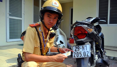 Một vụ phát hiện xe gian, giấy tờ giả của CSGT Hà Nội.