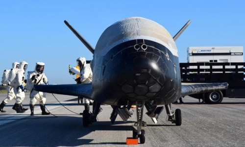 X-37B sau khi hạ cánh xuống Trung tâm Vũ trụ Kennedy sáng 7/5. Ảnh: