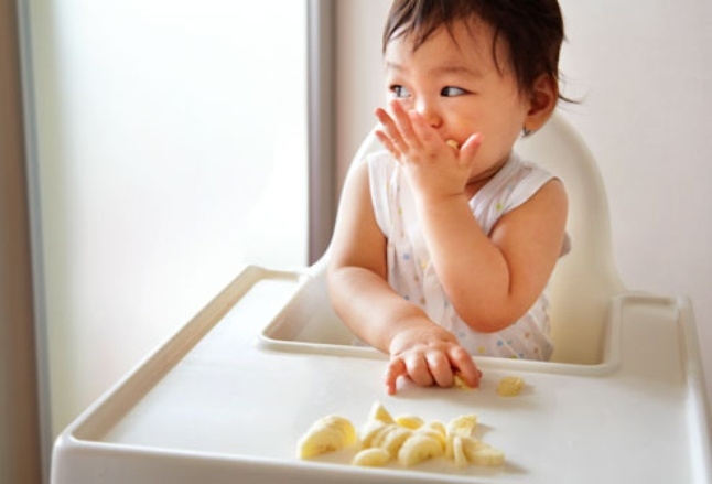 Để con không chạy vòng vòng mà ngồi yên tự xúc ăn thun thút không khó, chỉ là bố mẹ có chịu khó hay không - Ảnh 1.