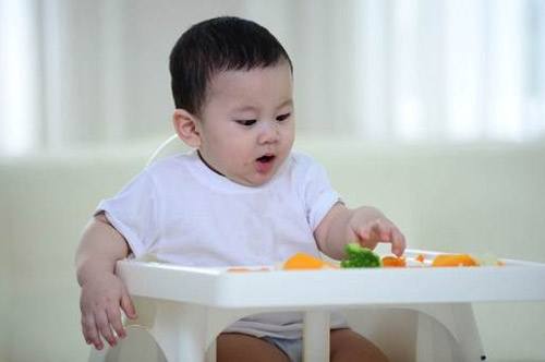Để con không chạy vòng vòng mà ngồi yên tự xúc ăn thun thút không khó, chỉ là bố mẹ có chịu khó hay không - Ảnh 2.