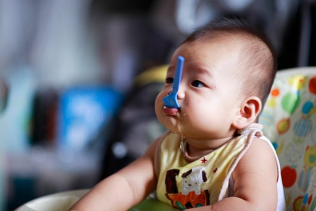 Để con không chạy vòng vòng mà ngồi yên tự xúc ăn thun thút không khó, chỉ là bố mẹ có chịu khó hay không - Ảnh 3.