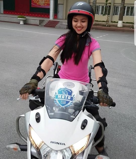 Nu sinh canh sat xinh dep gioi vo thuat, dam me xe phan khoi lon hinh anh 2
